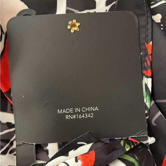 🆕Ed Hardy Born Free Multi-purpose Scarf in
"Love Kills Slowly Prints 43X43🆕 - Picture 8 of 10